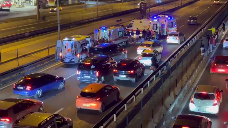 E-5 Karayolu’nda araç ve motosiklet çarpıştı: 2 yaralı