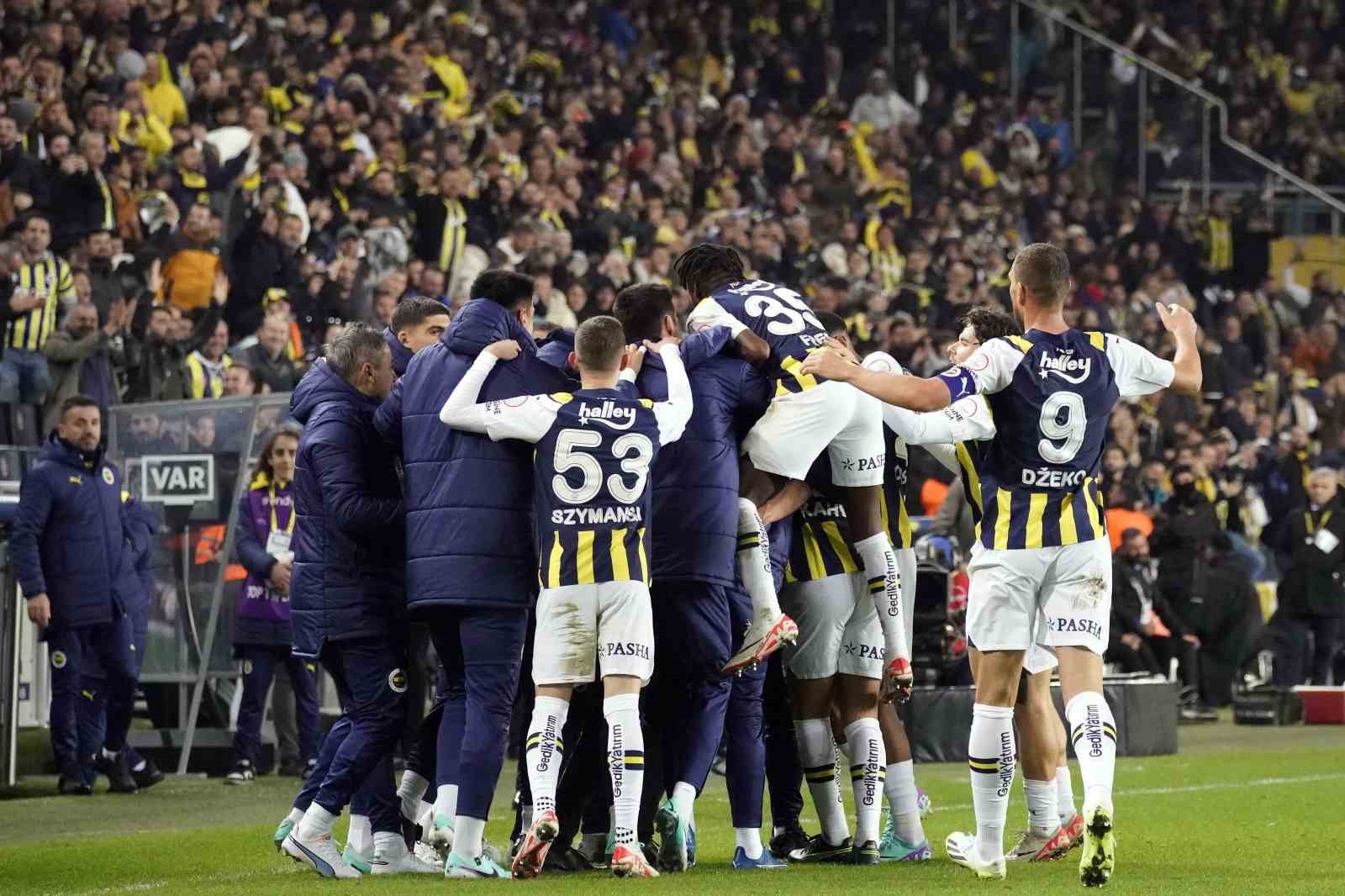 Trendyol Süper Lig: Fenerbahçe: 2 – Sivasspor: 0 (İlk yarı)