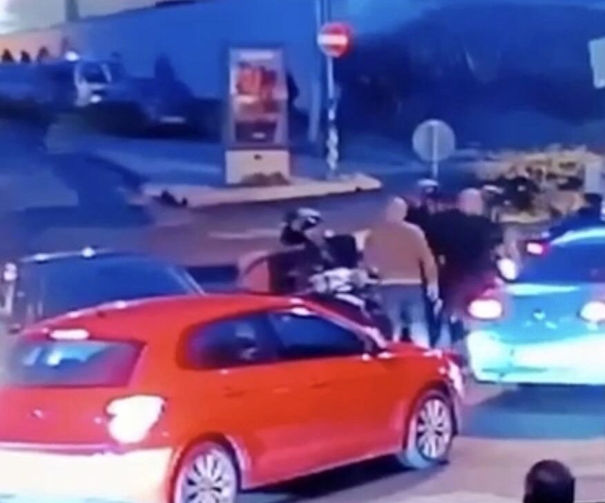 İstanbul’da korku dolu anlar kamerada: Taksicinin başına silah dayadı