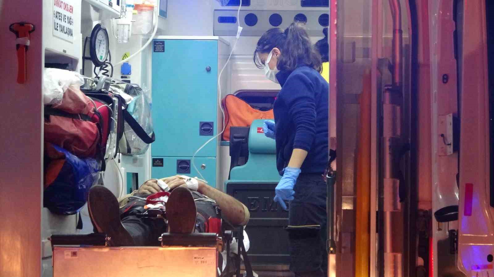 Hafif ticari araç bariyere ok gibi saplandı: 1’i ağır 3 yaralı