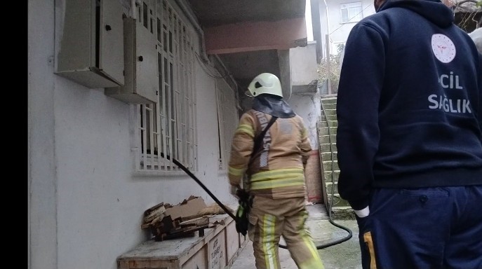 Maltepe’de 3 katlı binada çıkan yangın korkuttu