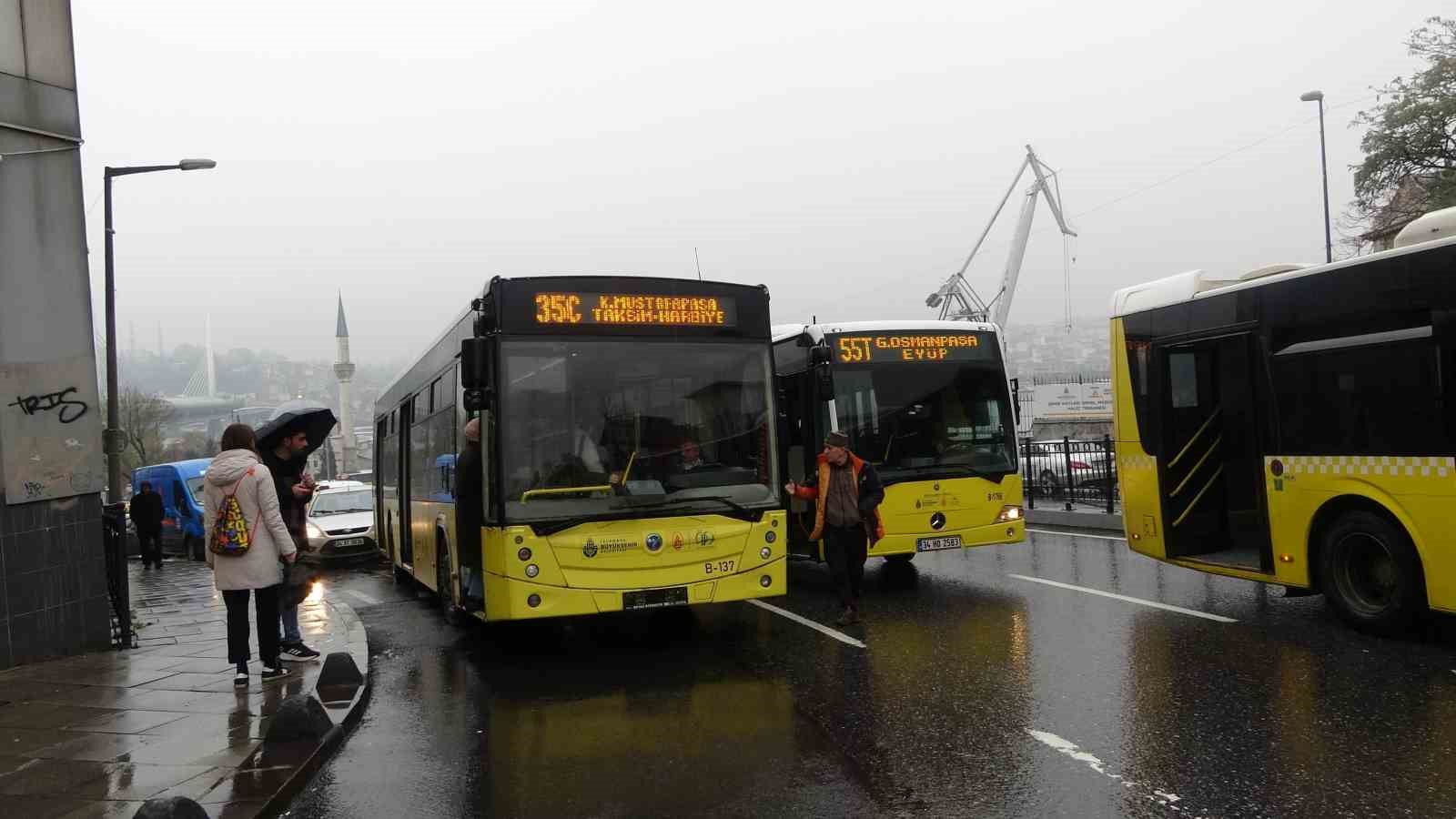 Arızalanan İETT otobüsü Unkapanı Köprüsü’nde trafiği felç etti