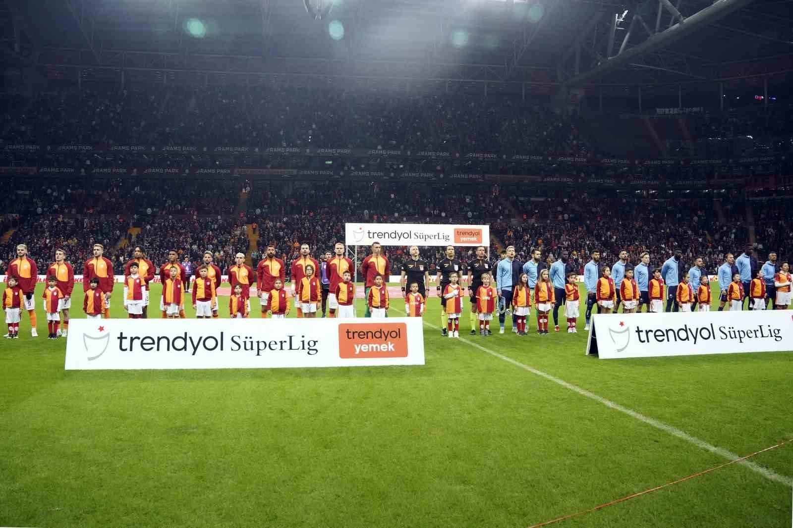 Galatasaray – Adana Demirspor maçını statta 45 bin 560 taraftar izledi