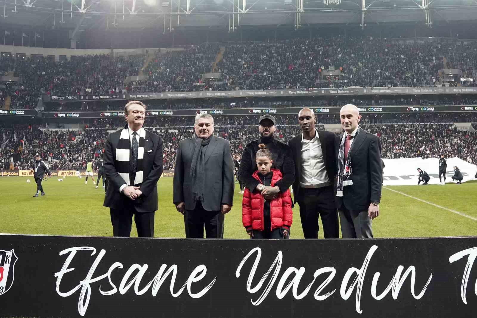 Beşiktaş’ta Quaresma ve Atiba’ya plaket verildi