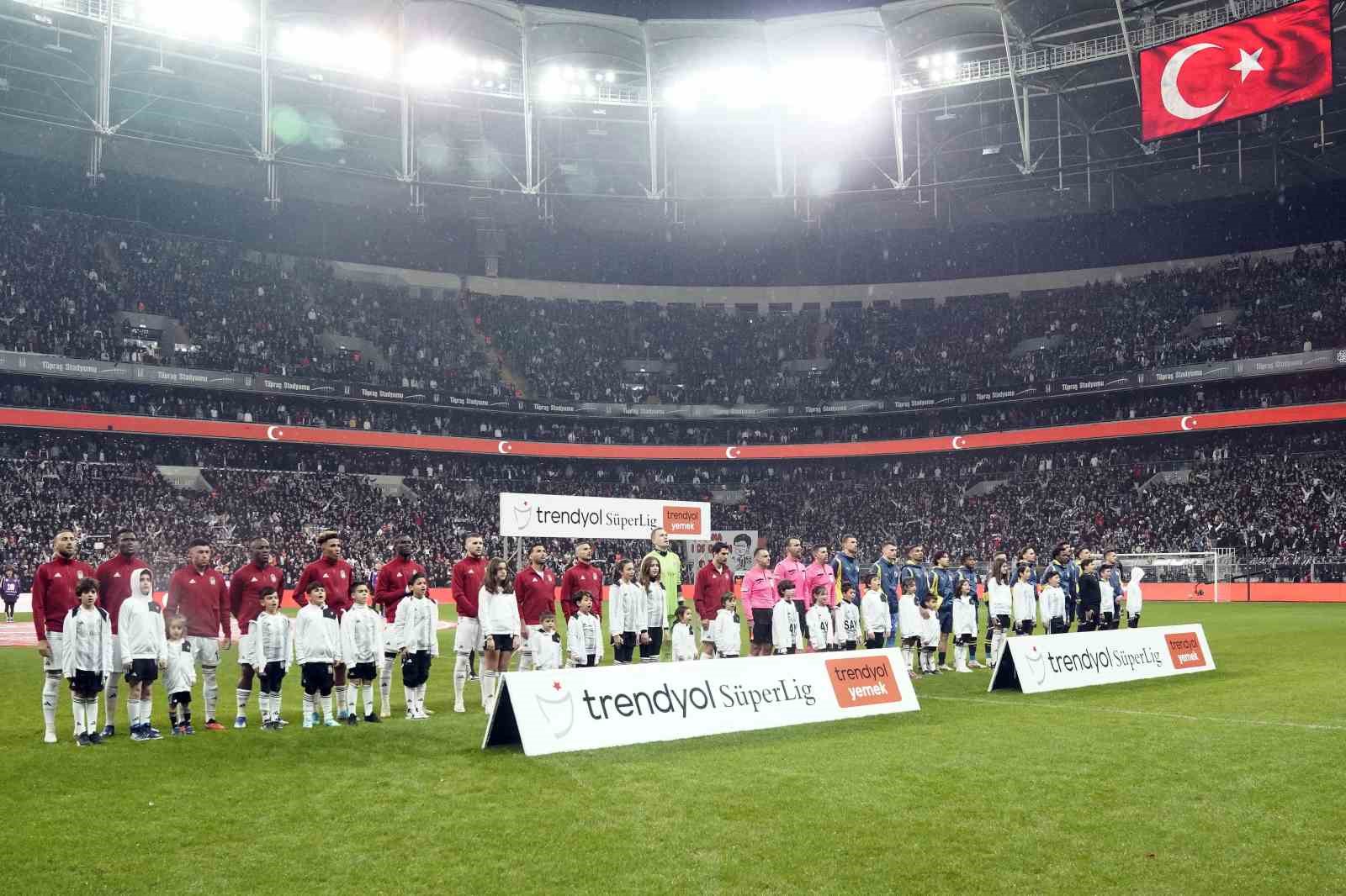 Trendyol Süper Lig: Beşiktaş: 0 – Fenerbahçe: 1 (Maç devam ediyor)