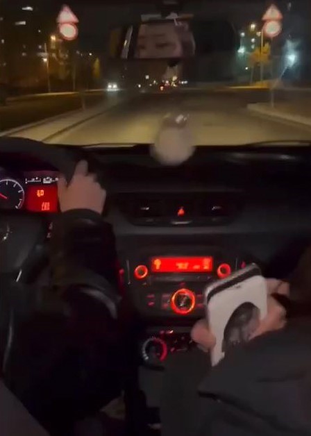 İstanbul’da direksiyon başında tehlikeli hareket yapan kadın sürücü kamerada