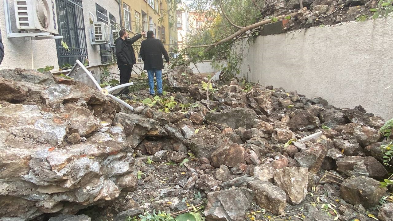 Milli Eğitim Müdürlüğü’nün bahçesine istinat duvarı çöktü