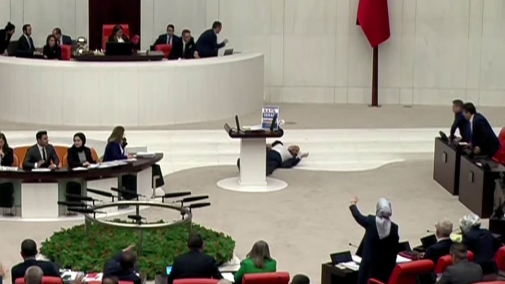 Saadet Partisi İstanbul Milletvekili Hasan Bitmez, TBMM’de kürsüde konuşmasını bitirirken bayıldı.