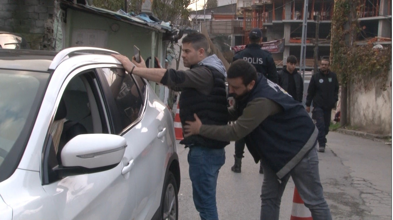 Gaziosmanpaşa’da “dar alan” uygulaması: Aranan 10 şahıs yakalandı