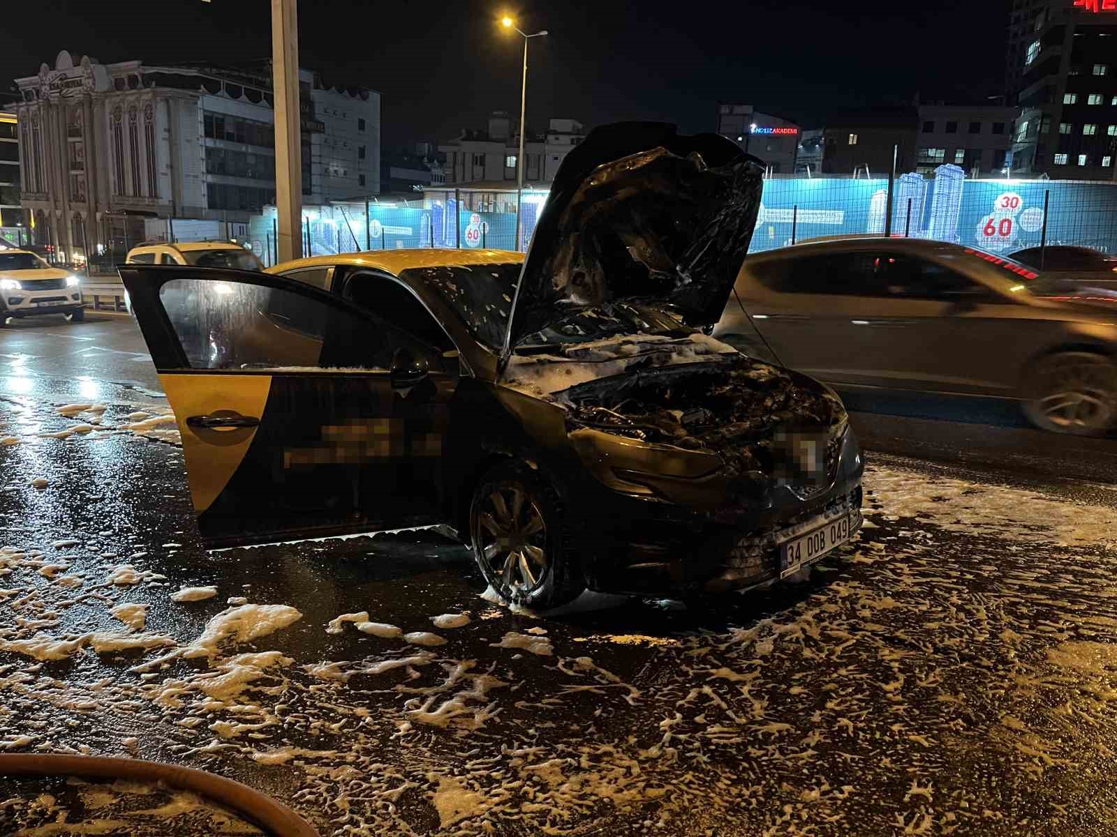 E-5 karayolunda seyir halindeki araç alev alev yandı, o anlar kameraya yansıdı