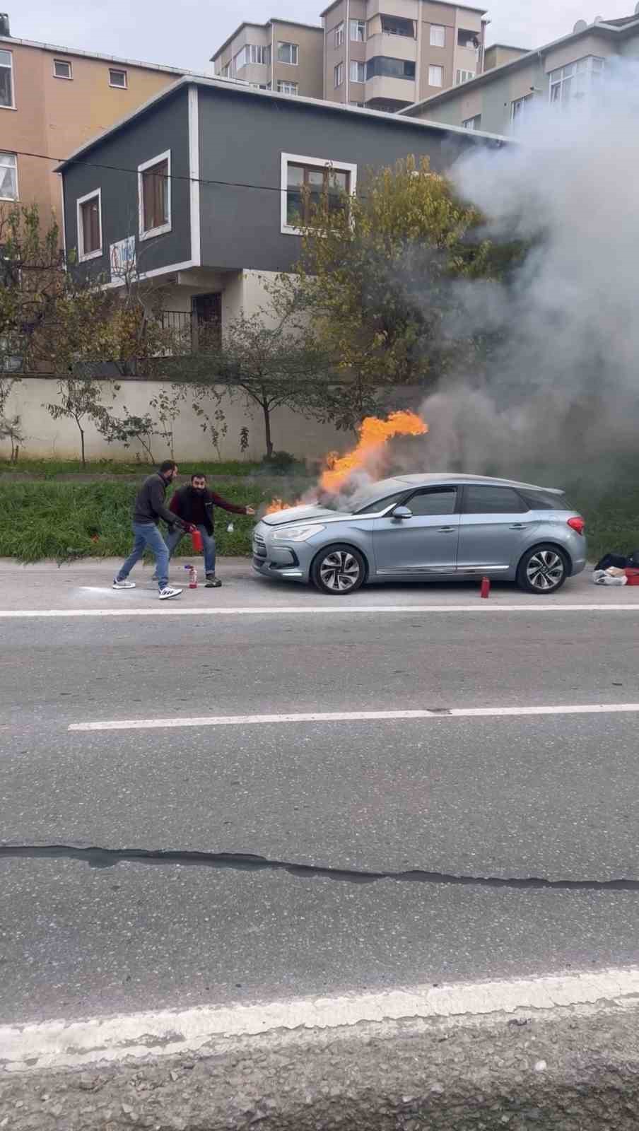 Kartal’da yanan aracı söndürmek için vatandaşlar seferber oldu
