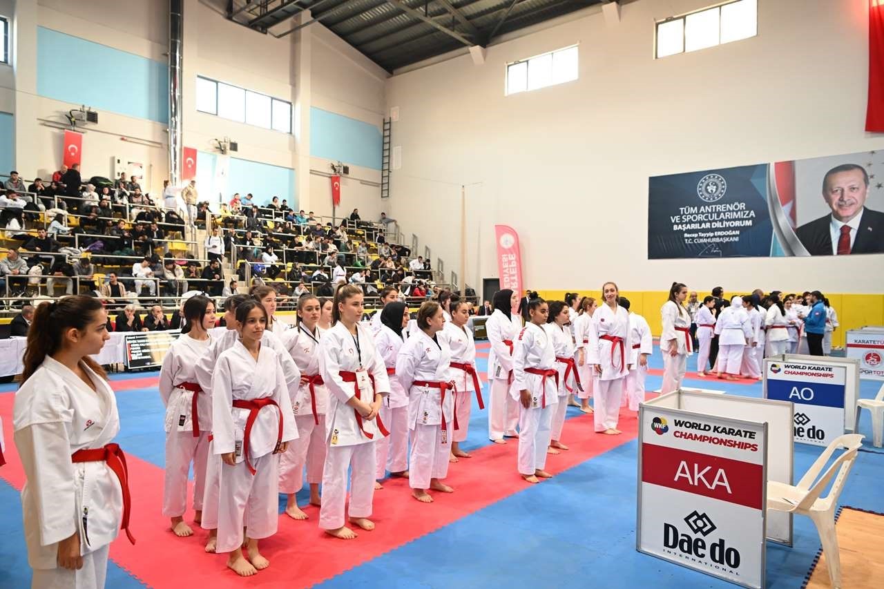 2 bin 200 sporcunun katılımıyla Türkiye Karate Şampiyonası Kartepe’de başladı