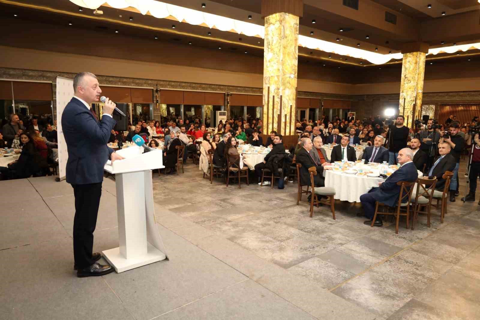 Başkan Büyükakın: “Kentsel dönüşümü kentsel yenilenmeye dönüştürmeliyiz”