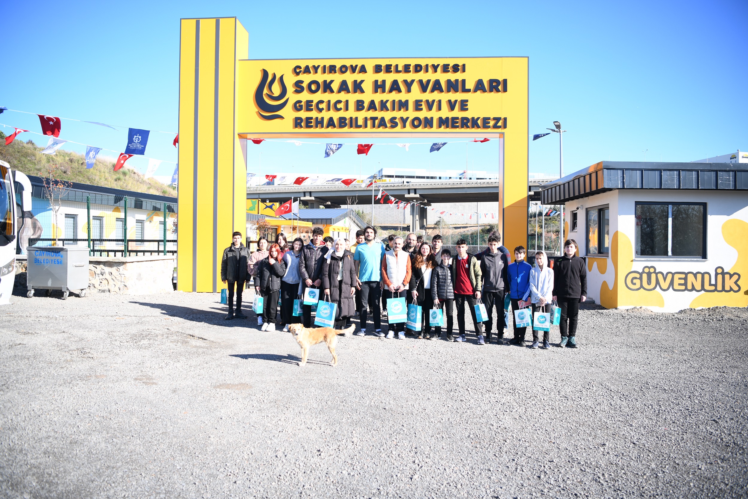 Öğrenciler, Sokak Hayvanları Bakımevi’ni gezdi