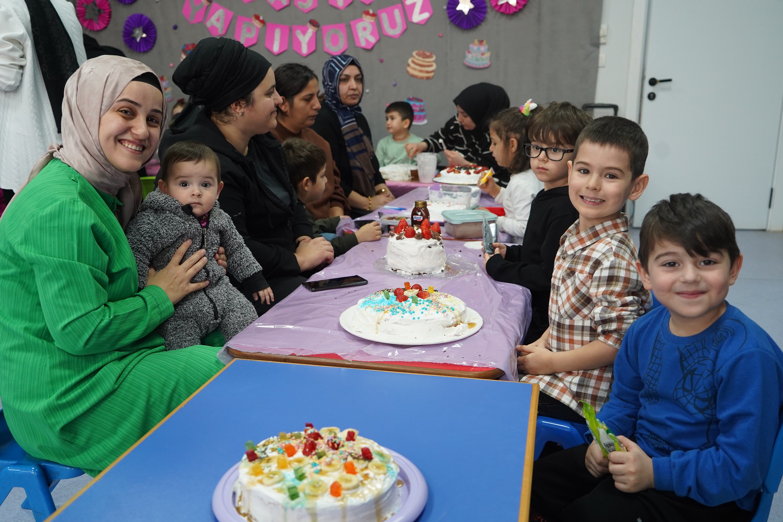 Minikler anneleriyle pasta yaptı Minikler anneleriyle pasta yaptı
