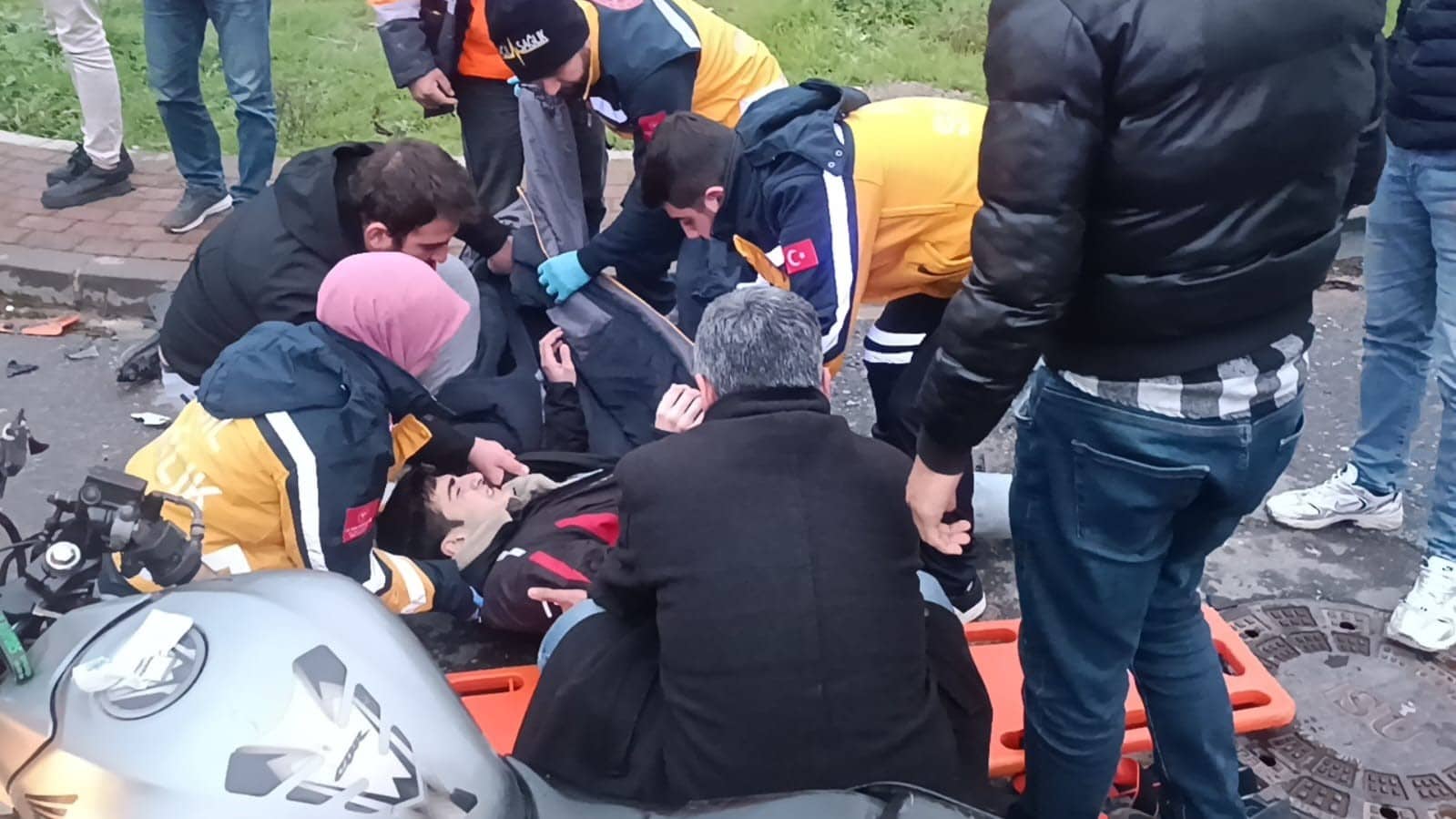 Çayırova’da servis minibüsüyle motosiklet kafa kafaya çarpıştı : 1 yaralı