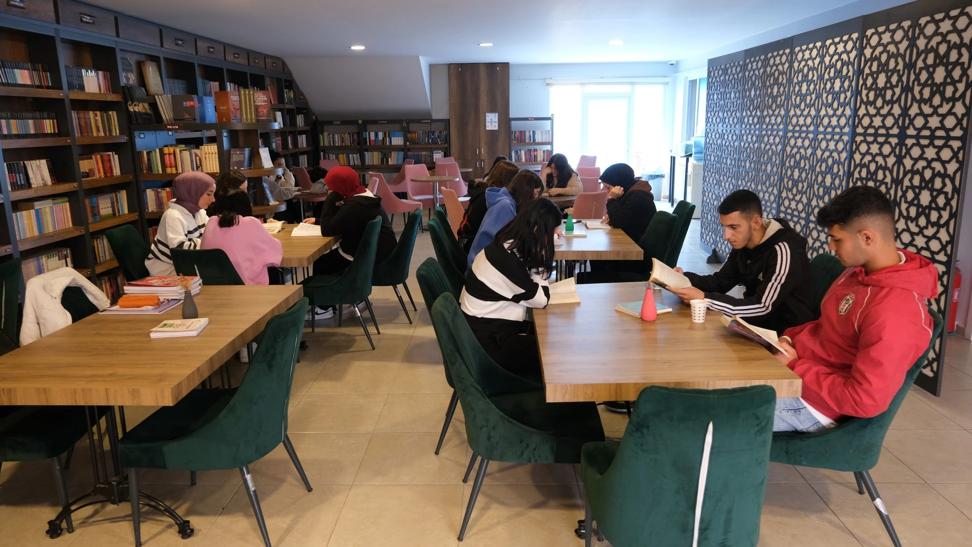 Akademi Liseler 12 bin öğrenciye kucak açtı Akademi Liseler 12 bin öğrenciye kucak açtı
