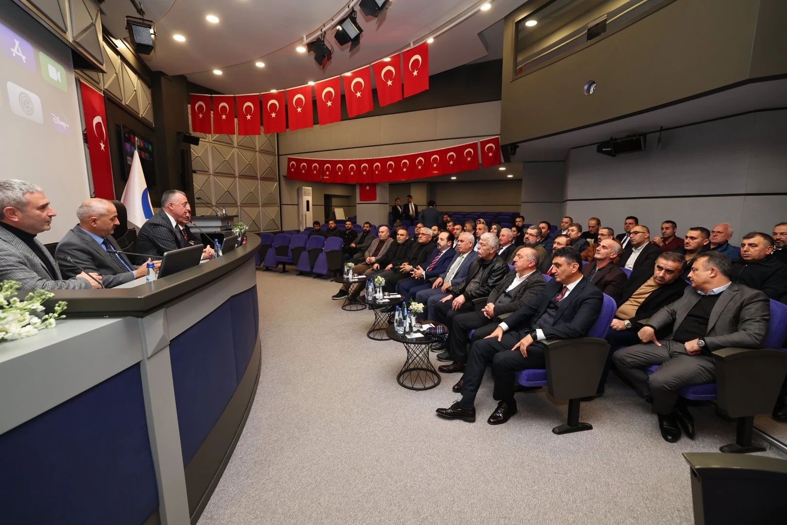 Büyükakın, iş dünyası temsilcileriyle buluştu Büyükakın, iş dünyası temsilcileriyle buluştu