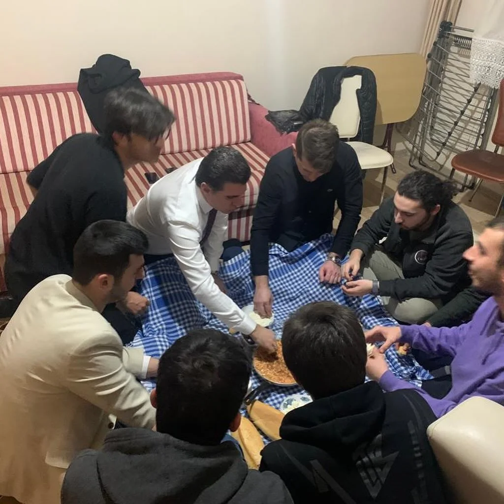Gençlerin abisi Gencay Yıldıztekin Gençlerin abisi Gencay Yıldıztekin