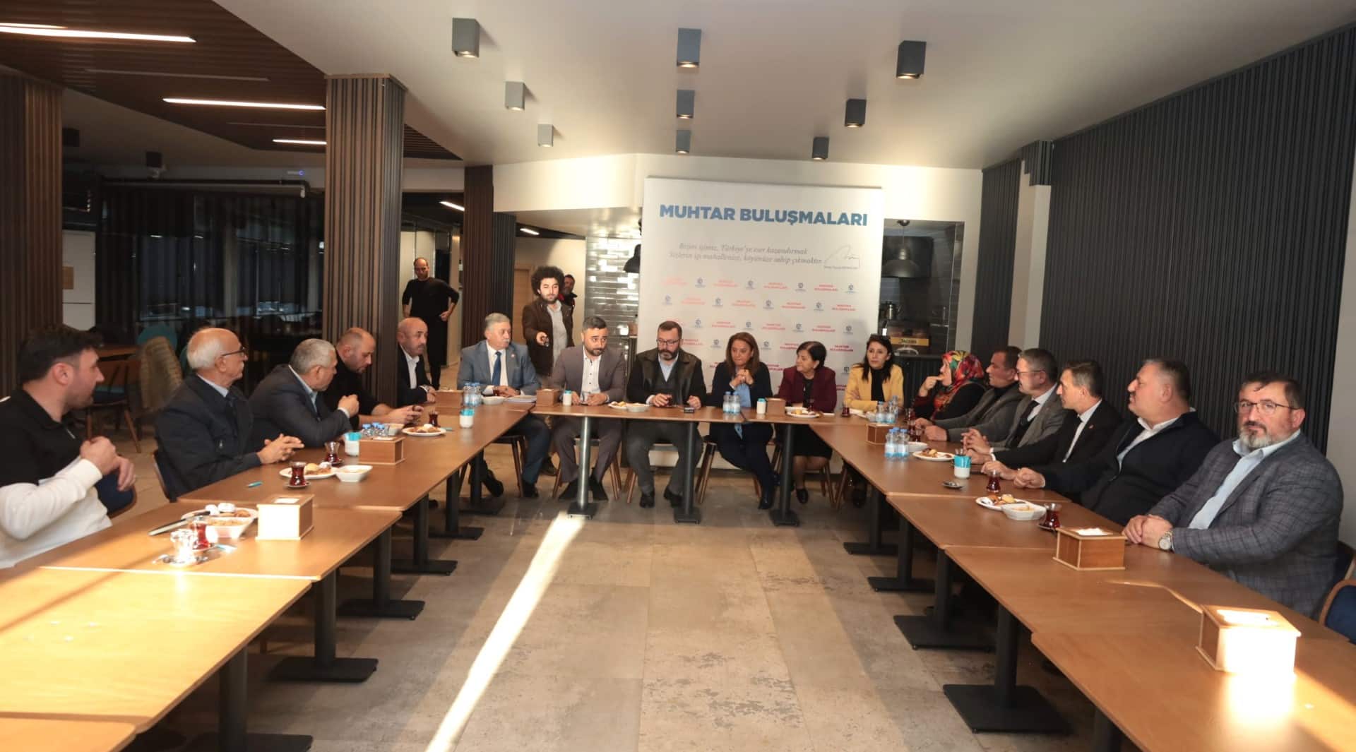 Muhtarlardan okul kampanyasına bağış Muhtarlardan okul kampanyasına bağış