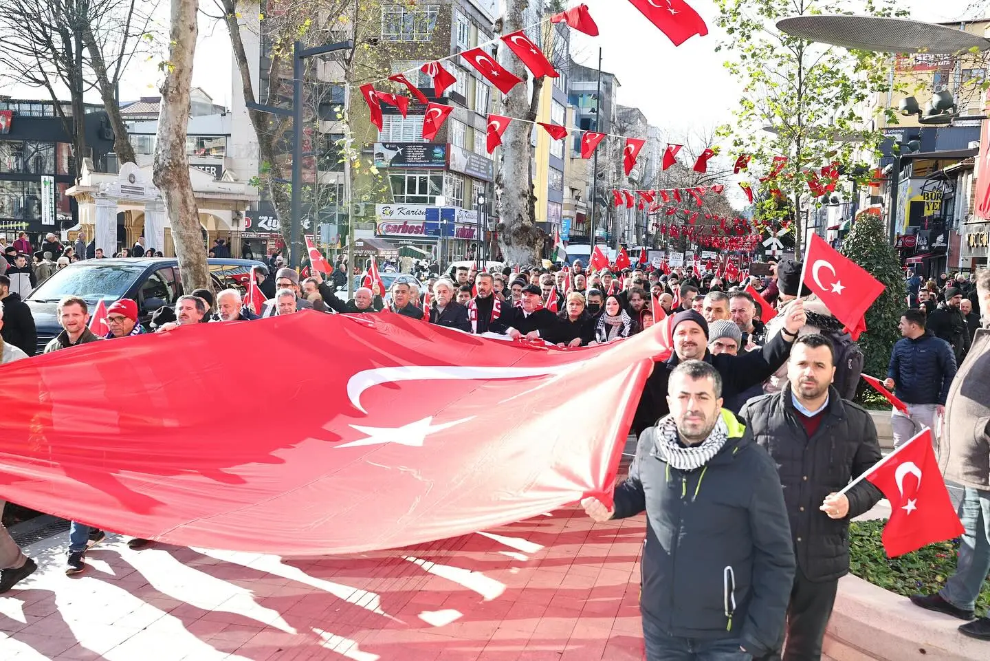 Kocaeli şehitleri için yürüdü! Kocaeli şehitleri için yürüdü!
