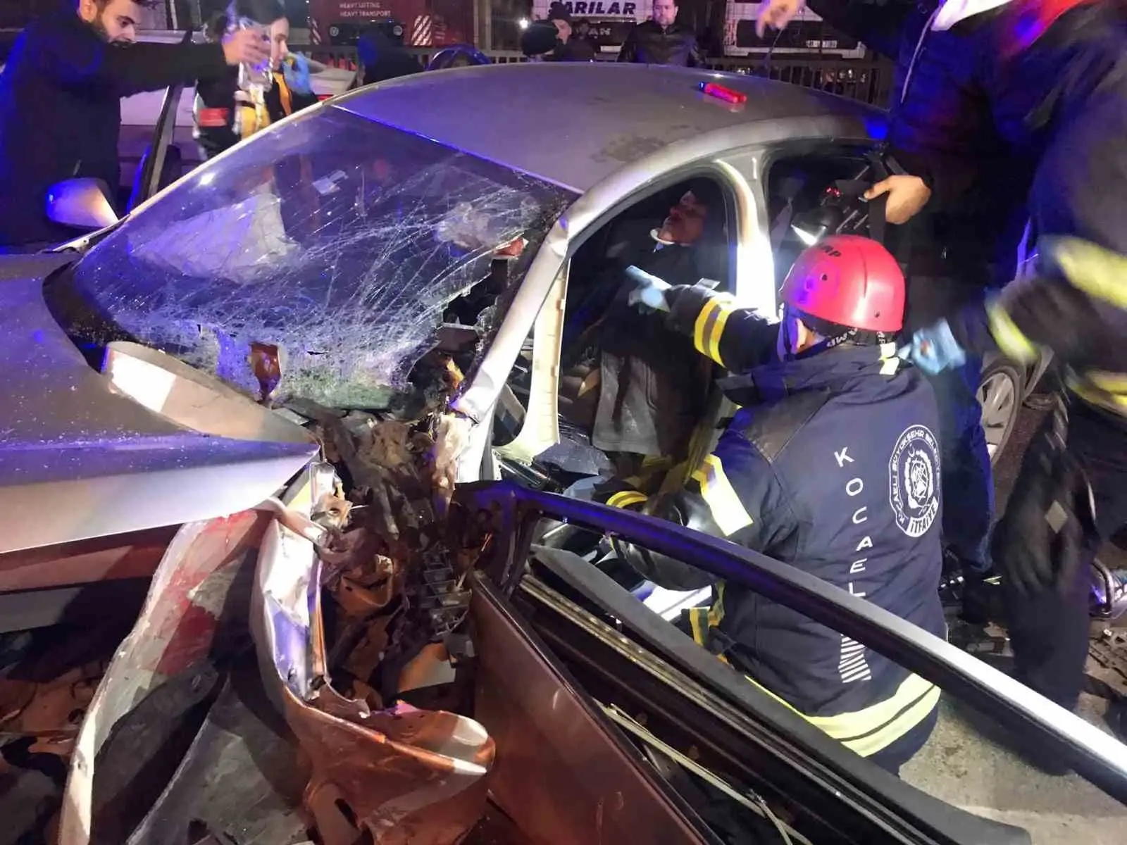 Gebze’de otomobil bariyere saplantı: 4 yaralı
