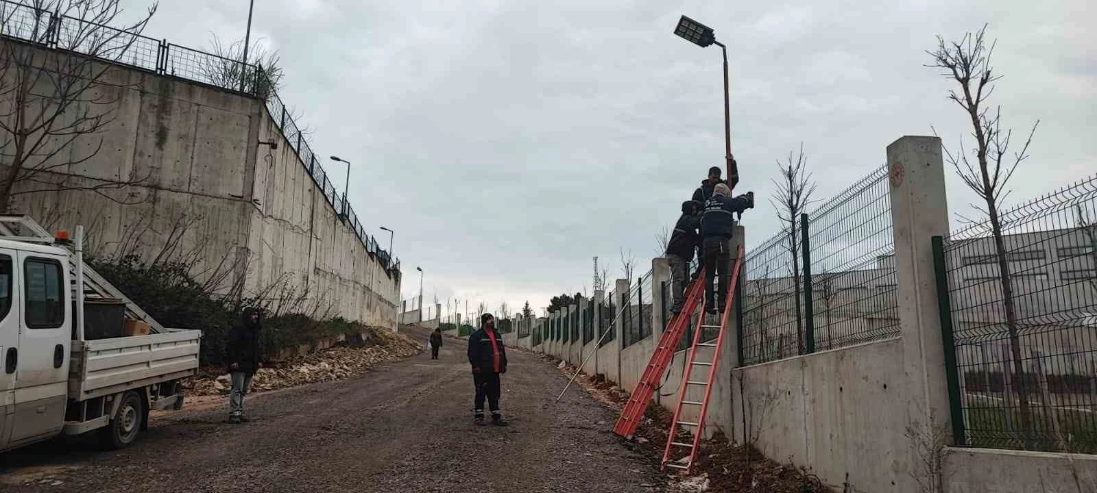 Şehir Hastanesi bağlantı yolu güneş enerjisi ile aydınlatılıyor
