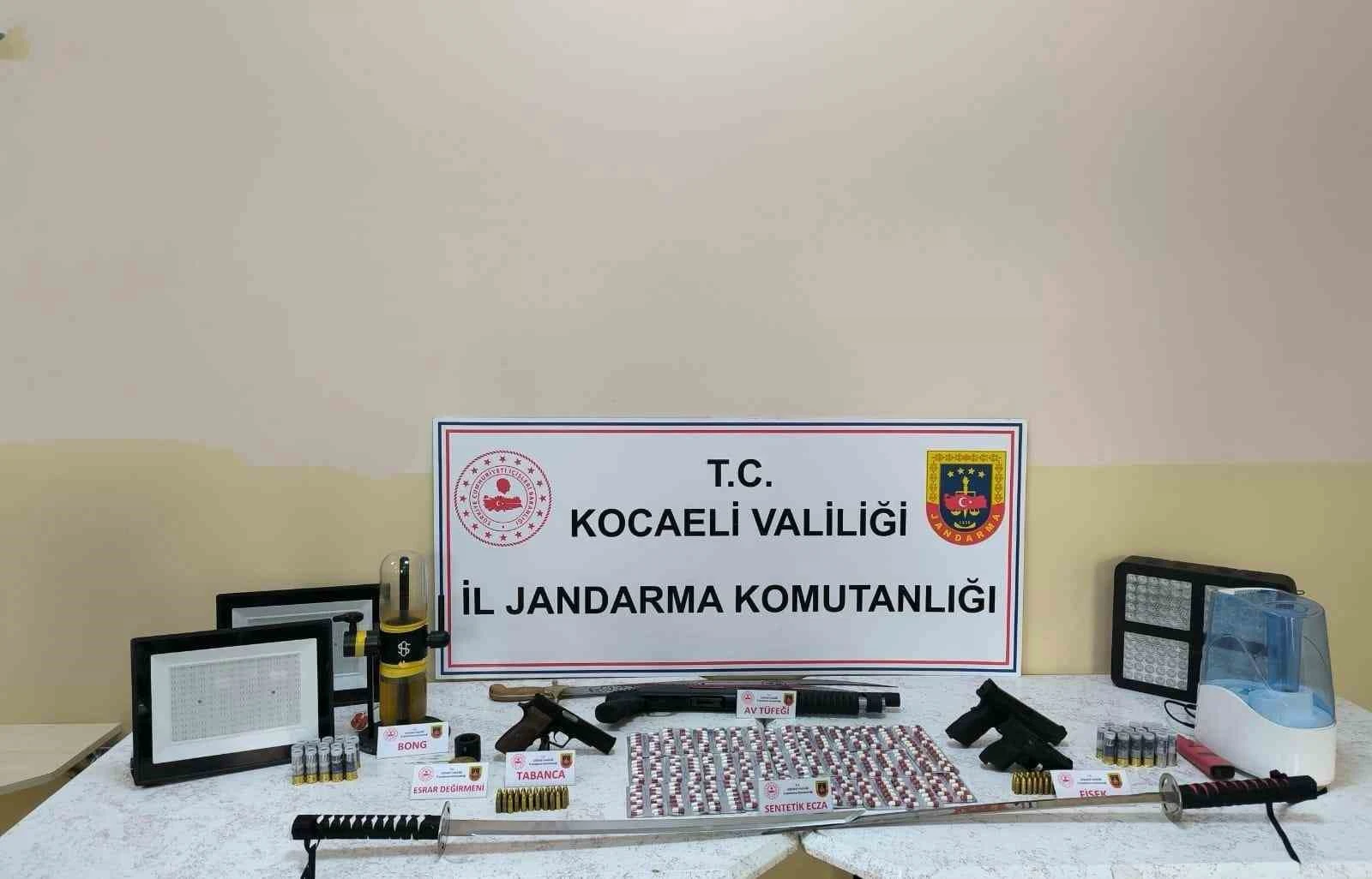 Uyuşturucu operasyonunda 3 kılıç ele geçirildi