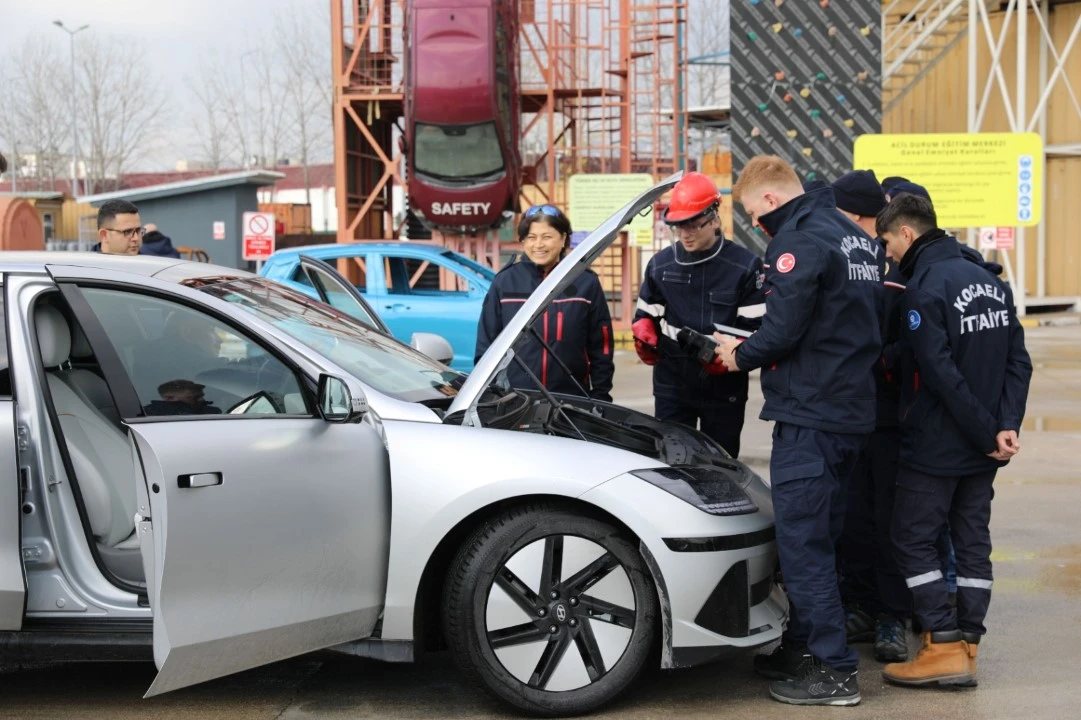 Hyundai’den Büyükşehir İtfaiyesine eğitim Hyundai’den Büyükşehir İtfaiyesine eğitim
