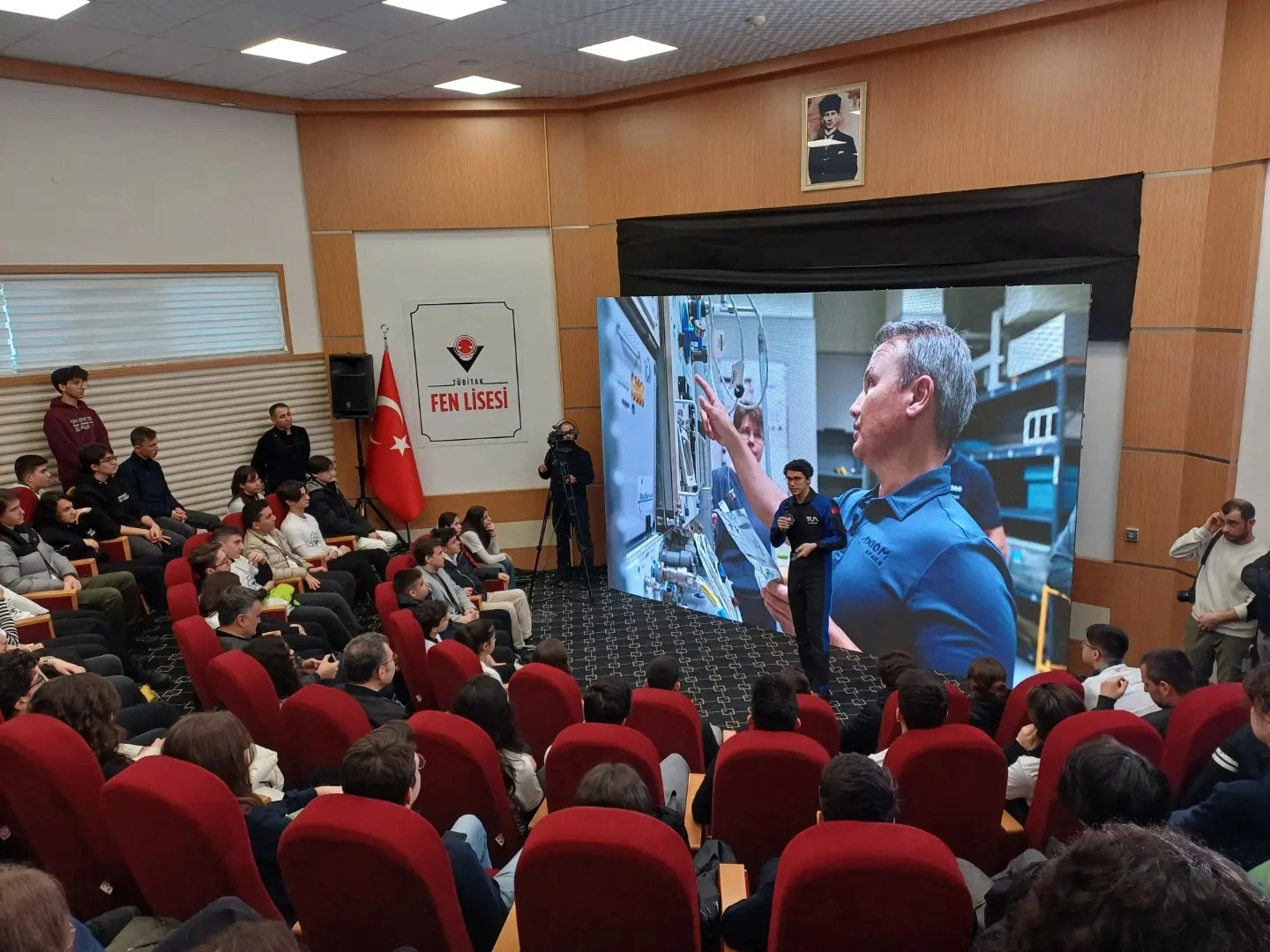 TÜBİTAK Fen Lisesi öğrencileri Gezeravcı ile konuştu TÜBİTAK Fen Lisesi öğrencileri Gezeravcı ile konuştu