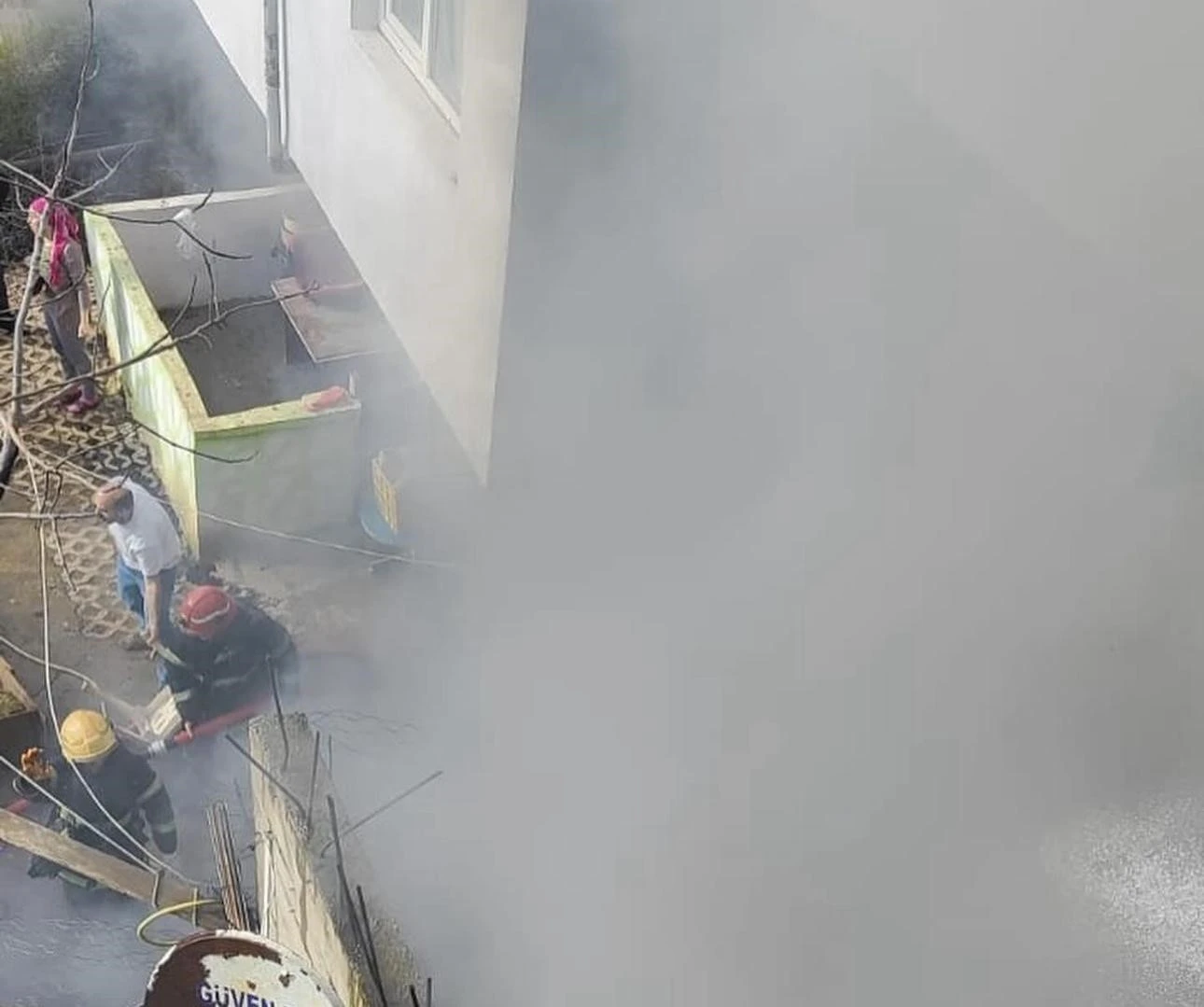 Aparmanın birinci katında çıkan yangın korkuttu