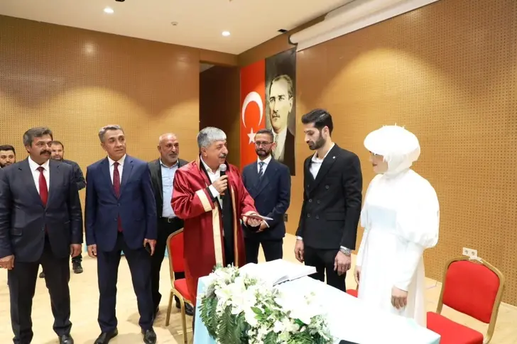 Başkan Ömeroğlu ilk nikahını kıydı