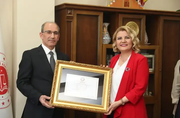 Fatma Kaplan Hürriyet Yeniden İzmit Belediye Başkanı Olarak Mazbatasını Aldı