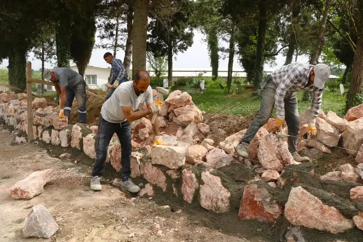 Kocaeli’deki Mezarlıklarda Bakım Çalışmaları Sürüyor