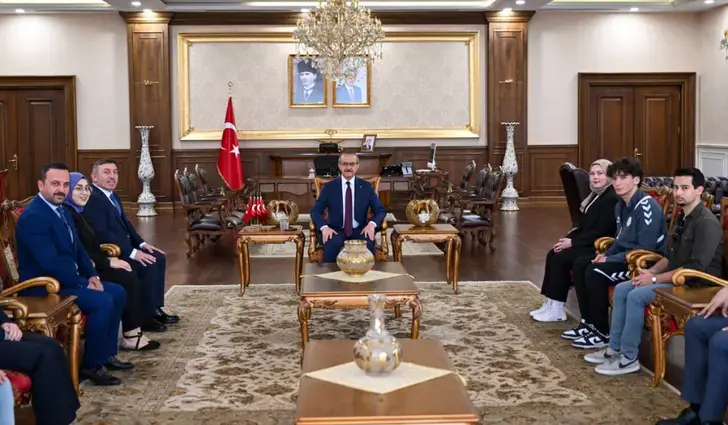 Gençlerden Vali Yavuz’a 19 Mayıs Ziyareti