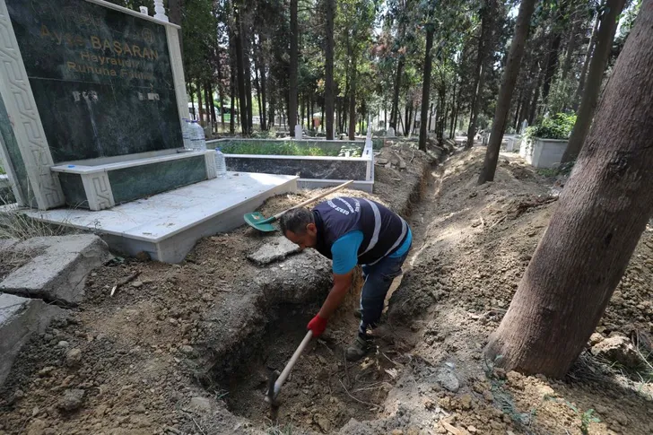 Gebze Mezarlıklarında Bakım ve Onarım Çalışmaları Sürüyor Gebze Mezarlıklarında Bakım ve Onarım Çalışmaları Sürüyor