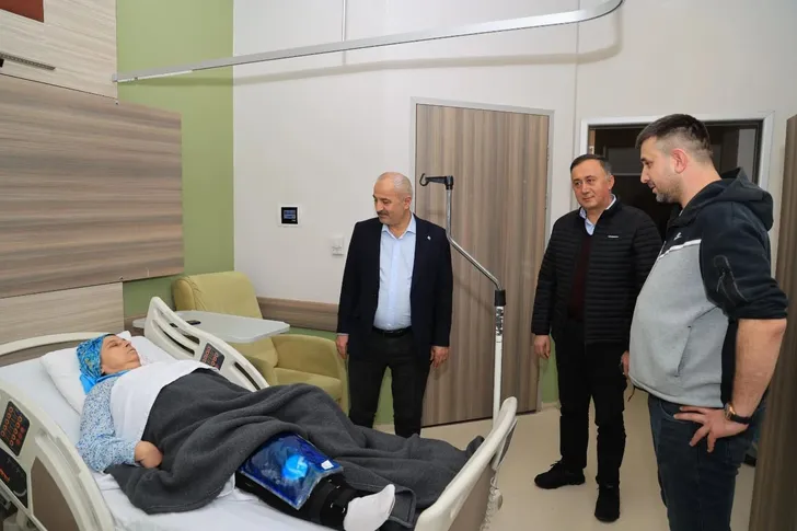 Başkan Büyükgöz'den Hastalara Moral Ziyareti Başkan Büyükgöz'den Hastalara Moral Ziyareti