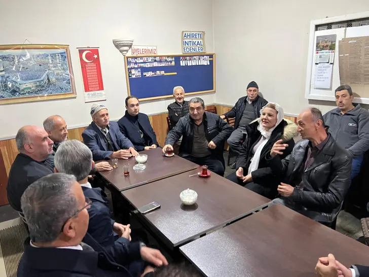 Başkan Hürriyet Sultan Ahmet Camii’nde Cemaatle Buluştu Başkan Hürriyet Sultan Ahmet Camii’nde Cemaatle Buluştu