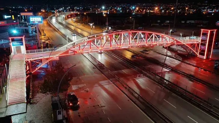 Üst Geçitler Turuncuyla Aydınlandı
