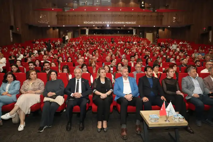 İzmit’te Genç Korodan Türkü Ziyafeti İzmit’te Genç Korodan Türkü Ziyafeti