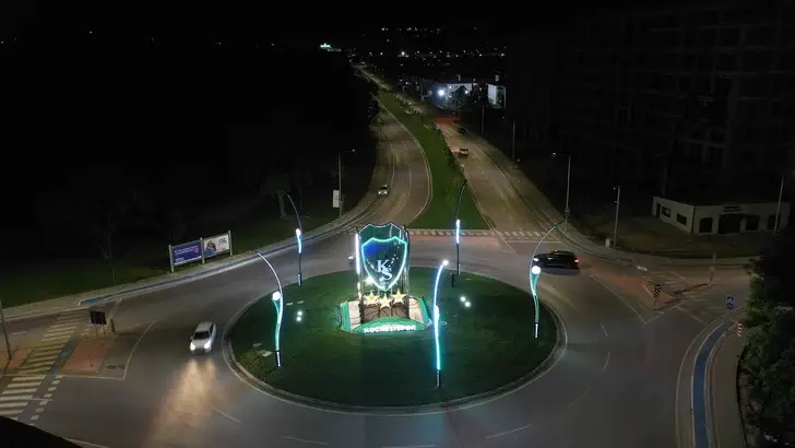 Kocaelispor arması Stadyum kavşağında