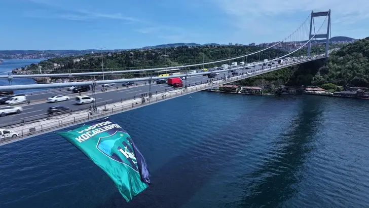 Kocaelispor bayrağı ‘İstanbul Boğazı’na asıldı