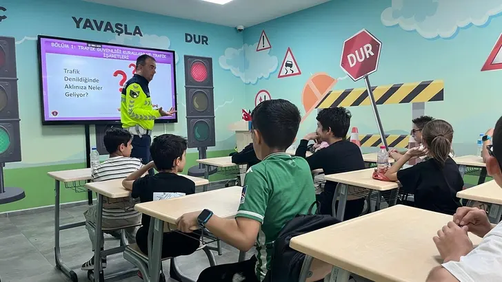 Trafik kurallarını eğlenerek öğrendiler