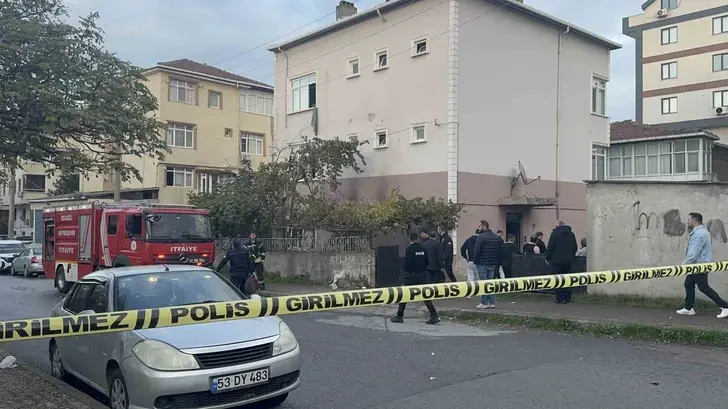 İşçiler Çarşafla Kaçarak Kurtuldu: Bıçaklı Saldırgan İş Yeri Binasını Ateşe Verdi