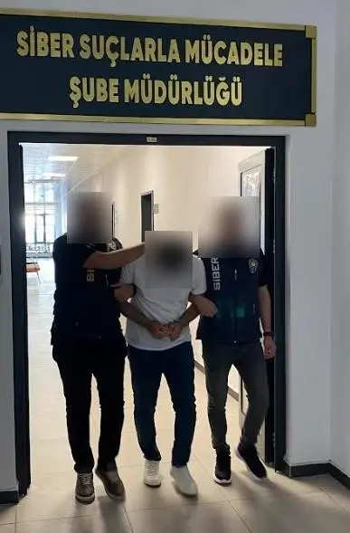 Kimlik Bilgileriyle Sahte Kredi Kartı Çıkaran 2 Kişi Tutuklandı