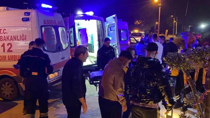 Kocaeli’de Bisikletliye Çarpmamak İçin Direğe Çarpan Otomobilde 5 Kişi Yaralandı