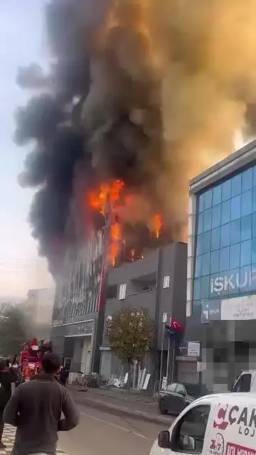 Kocaeli’de İş Yerinde Çıkan Yangına Çok Sayıda İtfaiye Ekibi Müdahale Etti