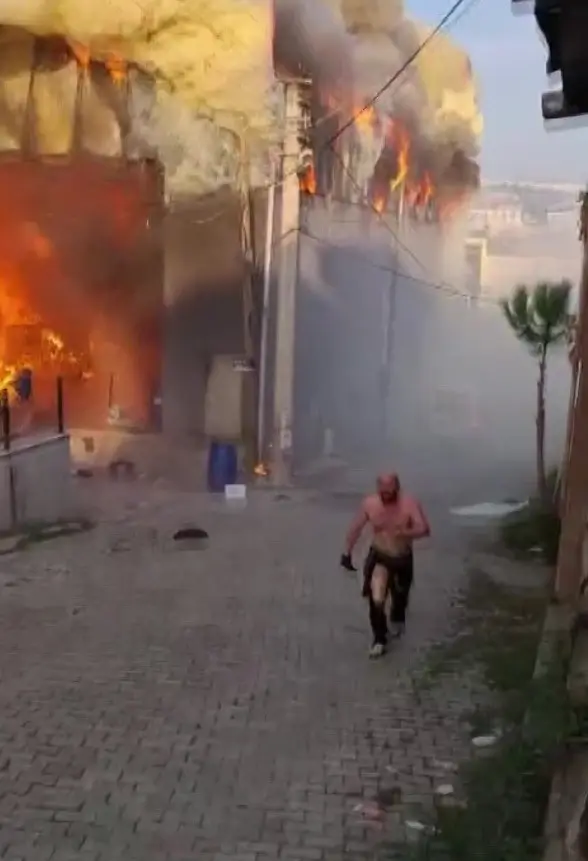 Kocaeli’de Kozmetik Fabrikasında Çıkan Yangında 6 Kişi Hayatını Kaybetti, 1 Kişi Yaralandı