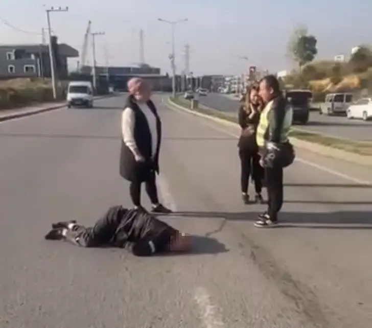 Kocaeli’de Otomobil Yayalara Çarptı: 1’i Ağır 2 Kişi Yaralandı