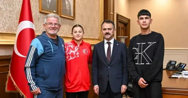 ŞAMPİYON BOKSÖRLERDEN VALİ AKTAŞ’A ANLAMLI ZİYARET